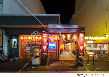 青森県八戸市　八戸屋台村　みろく横丁の夜景 90440343