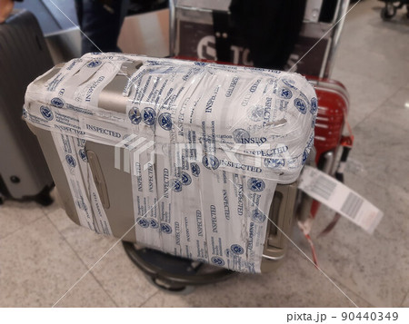 旅行中に壊れてテープが巻かれたスーツケース 旅行中に壊れてテープが巻かれたスーツケース 90440349
