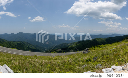 四国カルスト(愛媛県久万高原町、高知県檮原町) 四国カルスト(愛媛県久万高原町、高知県檮原町) 90440384