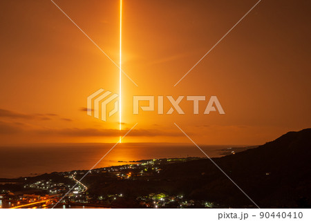 屋久島の夜景(2月)屋久島から見えるロケット打ち上げ 90440410