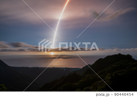 屋久島の夜景(5月)屋久島から見えるロケット打ち上げ 90440454