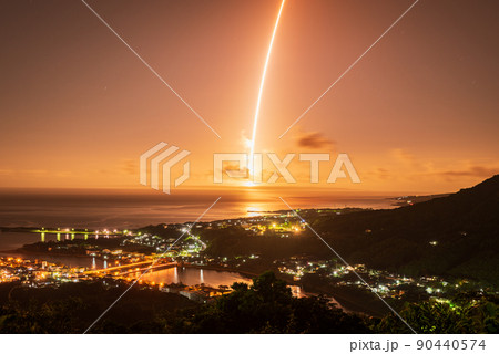 屋久島の夜景(8月)屋久島から見えるロケット打ち上げ 90440574