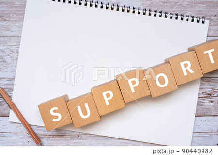 サポートのイメージ｜「SUPPORT」と書かれたブロック、ノート、ペン 90440982