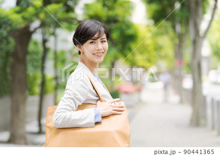 出勤風景 20代女性 出勤風景 20代女性 90441365