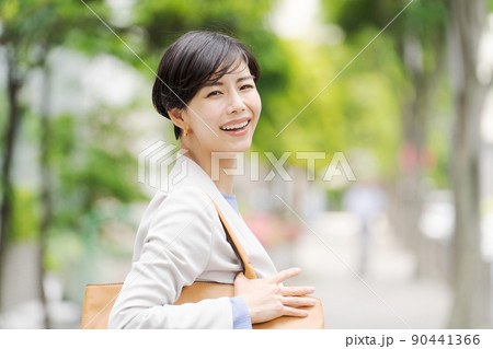 出勤風景　20代女性 90441366