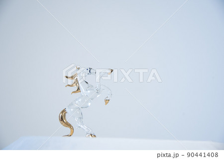 クリスタルの馬を置いた白い背景 90441408