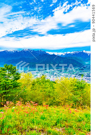 鷹狩山展望台から見る大町市の風景 鷹狩山展望台から見る大町市の風景 90441569
