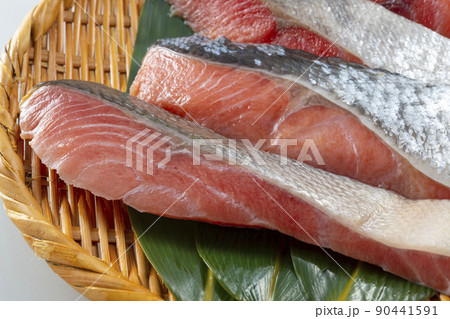 新鮮で美味しい鮭の切り身 新鮮で美味しい鮭の切り身 90441591