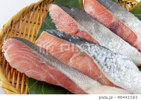 新鮮で美味しい鮭の切り身 新鮮で美味しい鮭の切り身 90441593