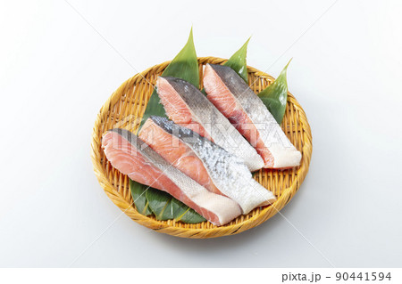 新鮮で美味しい鮭の切り身 新鮮で美味しい鮭の切り身 90441594