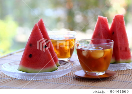 夏イメージ　スイカと麦茶 90441669