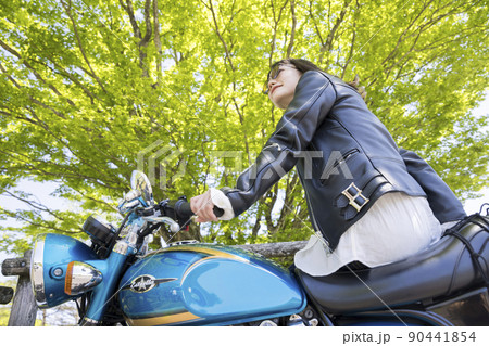 バイク女子イメージ　ツーリング中に休憩をする若い女性 90441854