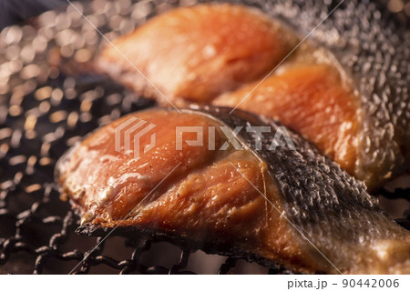 美味しい鮭の炙り焼きのシーン 美味しい鮭の炙り焼きのシーン 90442006