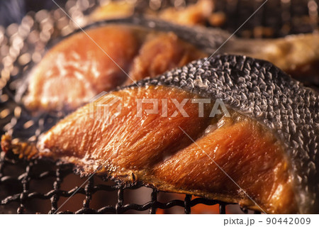 美味しい鮭の炙り焼きのシーン 美味しい鮭の炙り焼きのシーン 90442009
