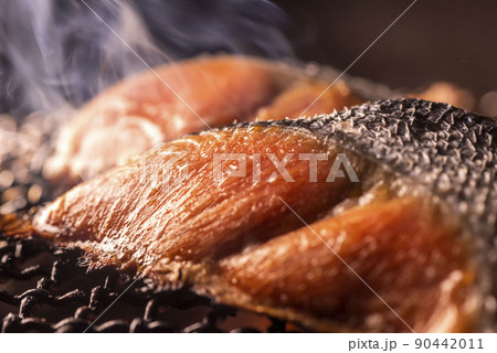 美味しい鮭の炙り焼きのシーン 美味しい鮭の炙り焼きのシーン 90442011