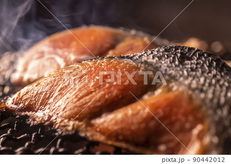 美味しい鮭の炙り焼きのシーン 90442012