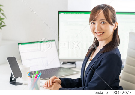 キャリアウーマン　女性　オフィス　自信 90442077