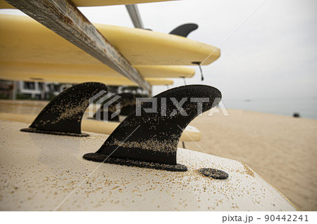 海 砂浜 サーフボード 90442241