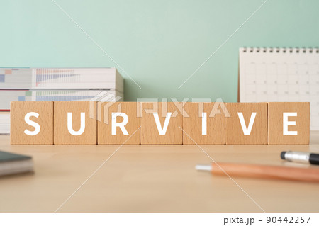 「SURVIVE」と書かれたブロックが置かれたデスク 90442257