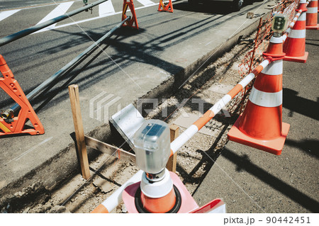 歩道と自転車専用レーンを整備中の工事とバリケード　a-4 フィルム調 90442451