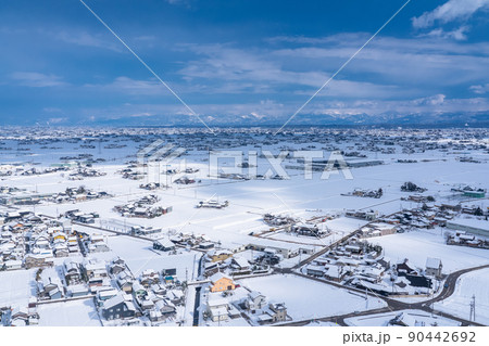 《富山県》雪景色の砺波平野・冬の散居村の風景 90442692