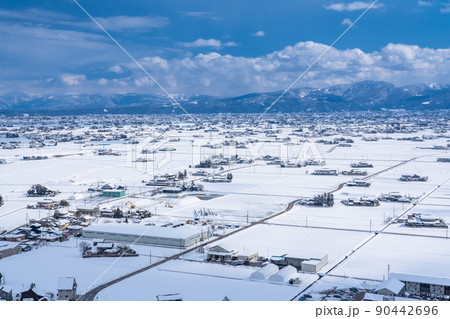《富山県》雪景色の砺波平野・冬の散居村の風景 90442696