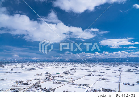 《富山県》雪景色の砺波平野・冬の散居村の風景 《富山県》雪景色の砺波平野・冬の散居村の風景 90442701