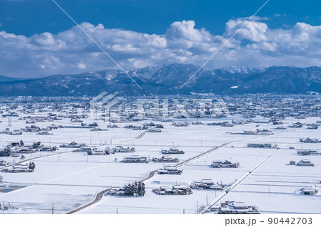 《富山県》雪景色の砺波平野・冬の散居村の風景 90442703