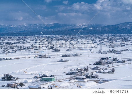 《富山県》雪景色の砺波平野・冬の散居村の風景 《富山県》雪景色の砺波平野・冬の散居村の風景 90442713