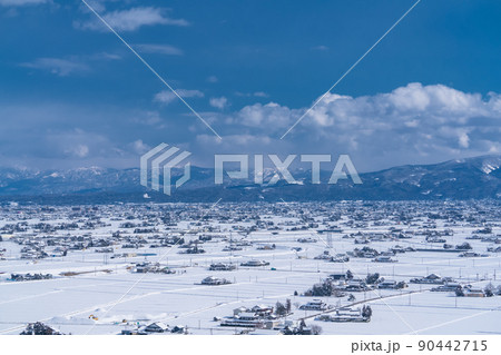 《富山県》雪景色の砺波平野・冬の散居村の風景 《富山県》雪景色の砺波平野・冬の散居村の風景 90442715