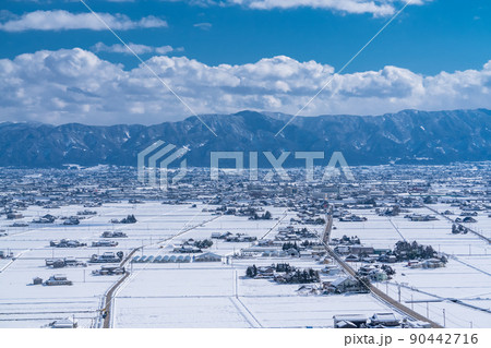 《富山県》雪景色の砺波平野・冬の散居村の風景 90442716