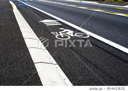 自転車専用レーンと歩道が整備された国道　a-2 高彩度コントラスト 90442820