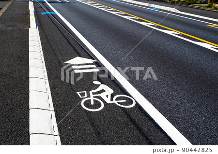 自転車専用レーンと歩道が整備された国道　b-2 高彩度コントラスト 90442825