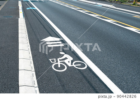 自転車専用レーンと歩道が整備された国道 b-3 ライトカラー 自転車専用レーンと歩道が整備された国道 b-3 ライトカラー 90442826