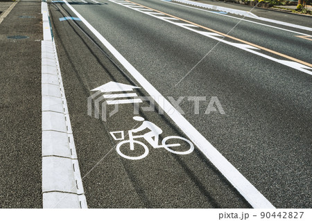 自転車専用レーンと歩道が整備された国道　b-4 フィルム調 90442827