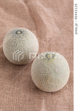 麻の上に置かれたメロン　melon 90443129