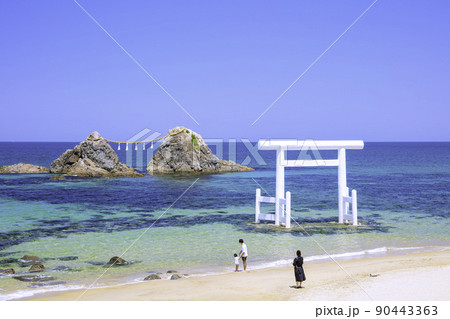 福岡県 糸島市 二見ヶ浦の白い鳥居と夫婦岩 福岡県 糸島市 二見ヶ浦の白い鳥居と夫婦岩 90443363
