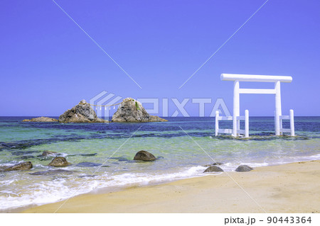 福岡県 糸島市  二見ヶ浦の白い鳥居と夫婦岩 90443364