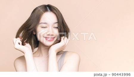 女性のヘアケアイメージ 90443996