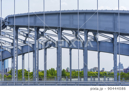 大阪市の大川に架けられた銀橋(桜宮橋) 大阪市の大川に架けられた銀橋(桜宮橋) 90444086