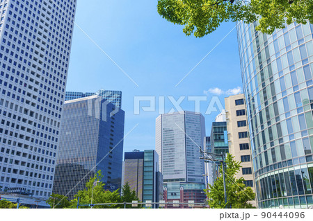 梅田新道交差点から大阪梅田のビル群　阪急梅田 90444096