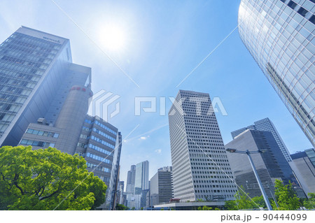 梅田新道交差点から大阪梅田のビル群 90444099