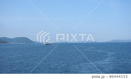 船が行きかう瀬戸内海 90444153