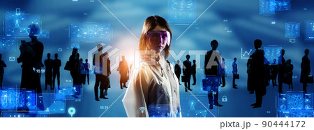 ゴーグルをかけた女性と人々のシルエット 　バナー・広告向け横長ビジュアル 90444172