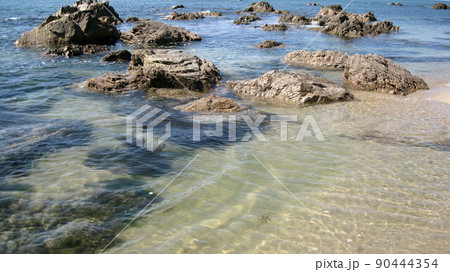 青空と澄んだ青い海と白砂と奇岩の集団 90444354