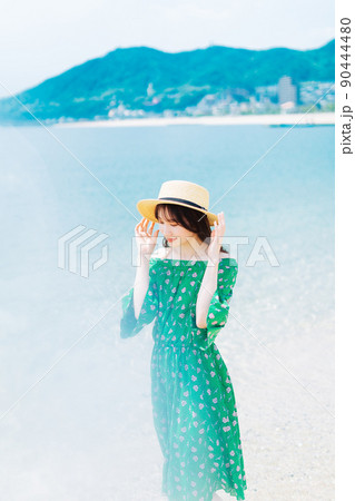 海辺を歩く女性 海辺を歩く女性 90444480
