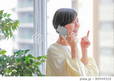 指を立てて電話する女性1 90444520