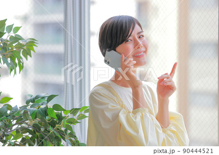 指を立てて電話する女性2 90444521
