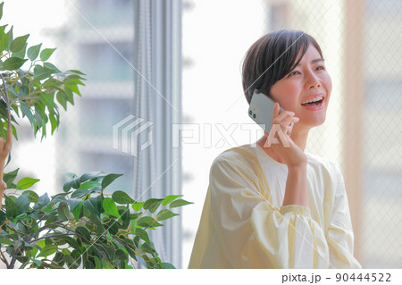 楽しそうに電話する女性1 90444522