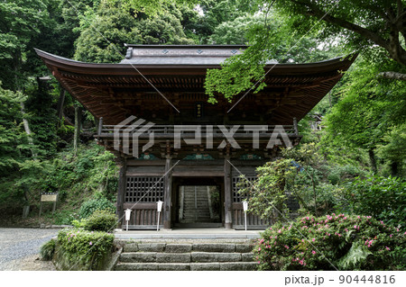 施無畏山小山寺の仁王門は三間一戸の桜門【富谷観音】 90444816